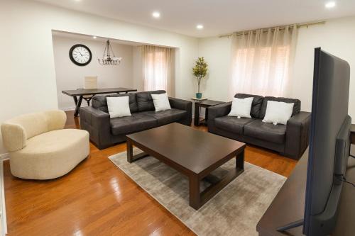 Comfy & Spacious 4BR Family Home with Free Parking, Laundry, BBQ! 10 Min Walk to Headwaters Hospital, 5 Min Drive to Mount Alverno Luxury Resorts, Ideal for Medical, Vacation or Work Stays!