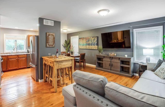 😎Comfy Suburb Home😎 w/ King Beds by Arpt/Dwnt/UofR