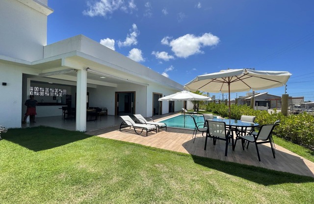 COMPLETE HOUSE w/ 5 Suites Pool 1 Min from the Beach
