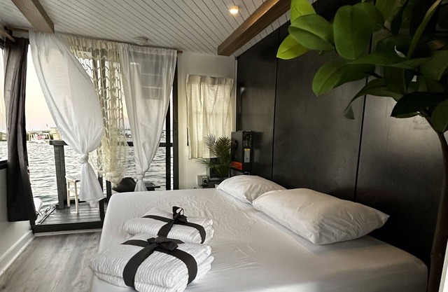 Completely remodeled… Paradise awaits on this cozy houseboat!