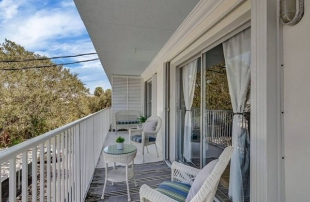 Completely updated condo in perfect location 2 blocks to beach and Ocean Drive