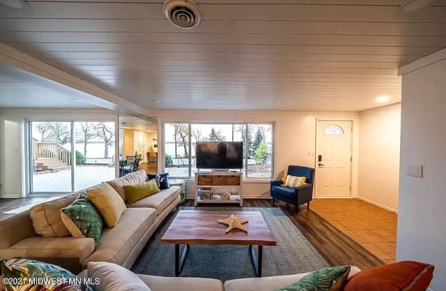 Condo with Lakefront View. 3 Bedroom, Large entertaining space with Dock / Slip!