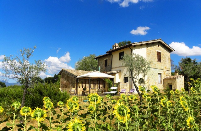 CASA CONFORTABLE Y AGRADABLE CON MAGNIFICAS VISTAS EN LAS COLINAS Y ASSISI - 8-9 PERSONAS