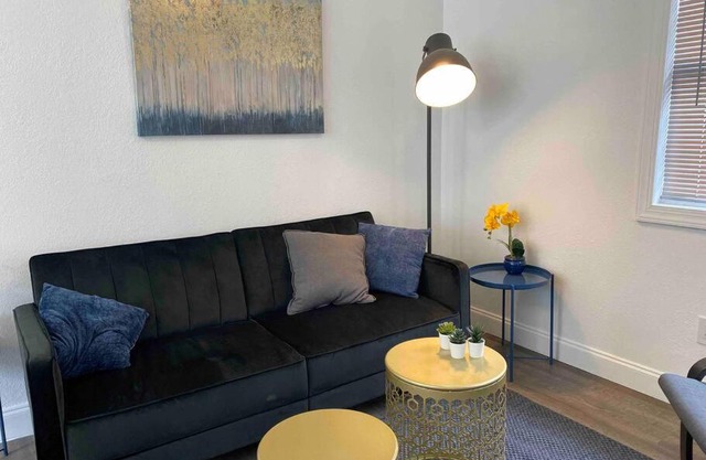 Contemporary 1-Bedroom Private Bungalow Walk to Armature & Riverwalk