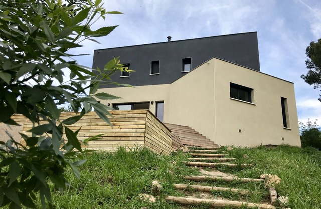Cabaña contemporánea cómoda y cálida en el corazón de la naturaleza. Excelente vista. NATACIÓN