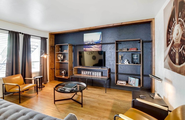 Contemporary Dallas Condo w/ Pool Access!