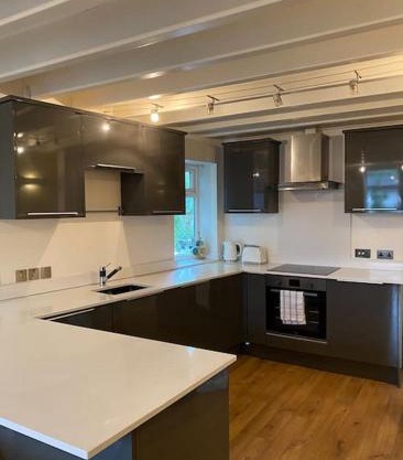 Contemporary Duplex - Private Patio & Parking