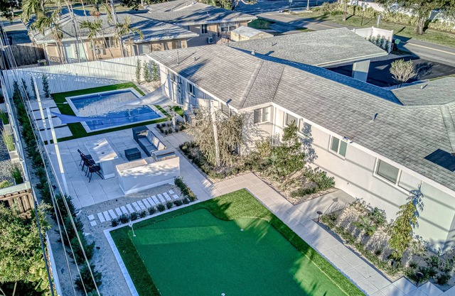 Contemporary gem near the beach with private heated pool & putting green