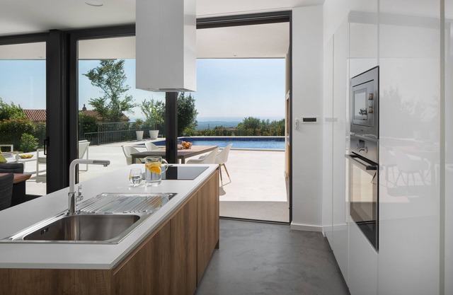 Nueva villa contemporánea Mariva, piscina climatizada, hermosa vista al mar, ubicación tranquila