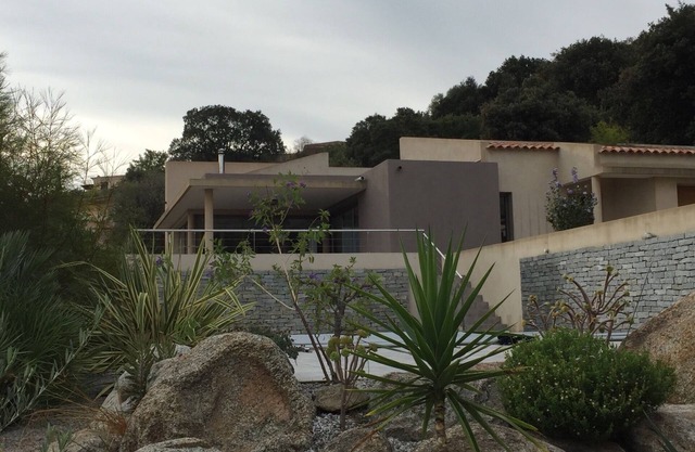 Villa de arquitecto, piscina, magnífica vista al mar, cerca de la playa.