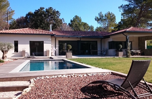 Villa contemporánea con piscina en un parque arbolado cerca de Montpellier
