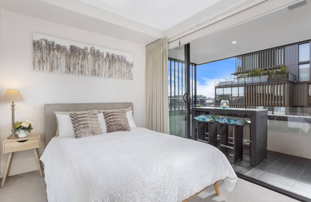Convenience, comfort, luxury - wonderful waterfront apartment!