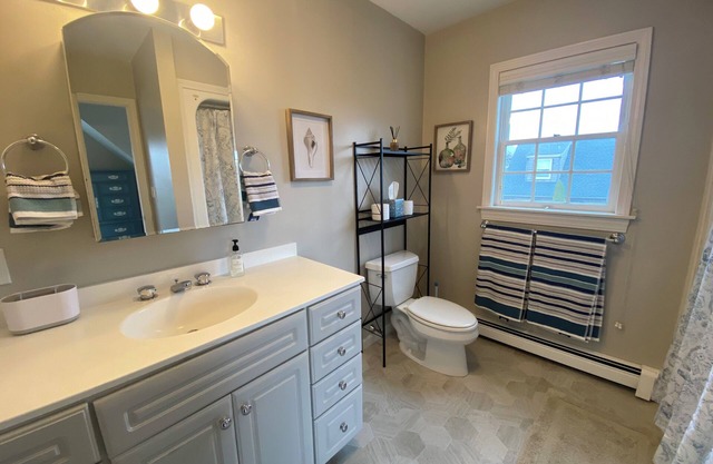 Convenient Mid Island House Nantucket-5 Bedrooms