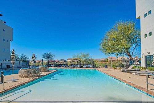 Convenient Stay Close to Mayo & Desert Ridge with Pool & Gym - S309