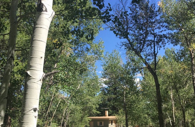Granero de ordeño convertido con vistas y acceso a los picos de Sangre de Cristo