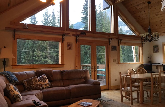 Cooke City Mountain House. ¡Vistas hermosas! 4 millas a Yellowstone. WiFi, HDTV.