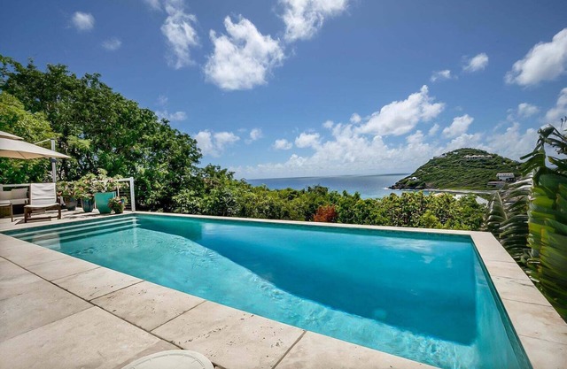 Cool Change Villa- Luxury Villa with Lush Landscaping & updated/modern amenities