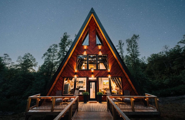 Romantic A-frame | Hot Tub King Bed Dogs