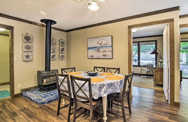 Coos Bay Cottage w/ Fireplace & BBQ Patio!