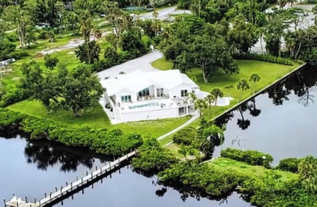 Coral Creek Cottage, minutes from Boca Grande. 3BR with dock and access to gulf