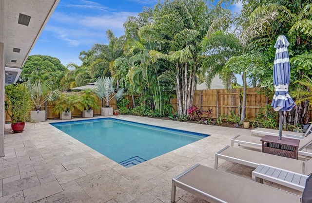 Nueva construcción de 3 dormitorios y 2 baños con piscina climatizada en el corazón de Oakland Park