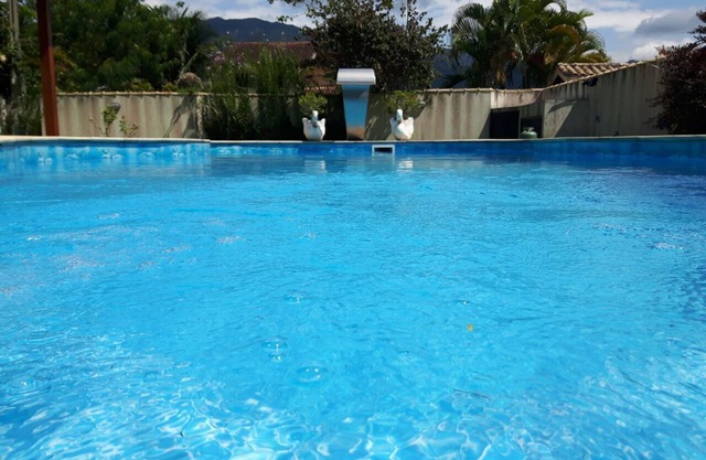 CASA DE 5 DORMITORIOS. COND. CERRADO CON PISCINA