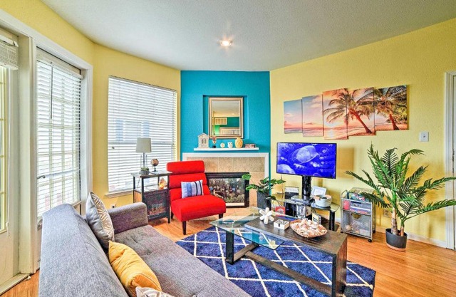 Corpus Christi Resort Condo - Walk to Beach!