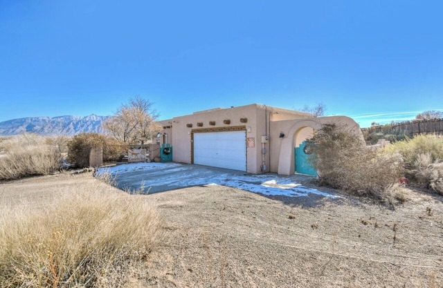 Corrales 2 bd/2b adobe house on a quiet, private road w/ stunning mountain views