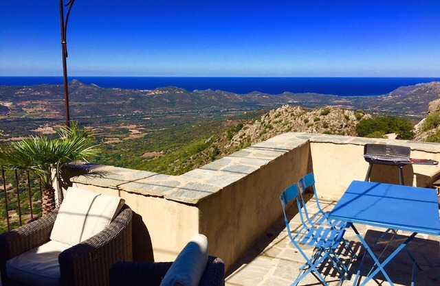 CÓRCEGA Casa vista al mar excepcional en un pueblo entre mar y montaña