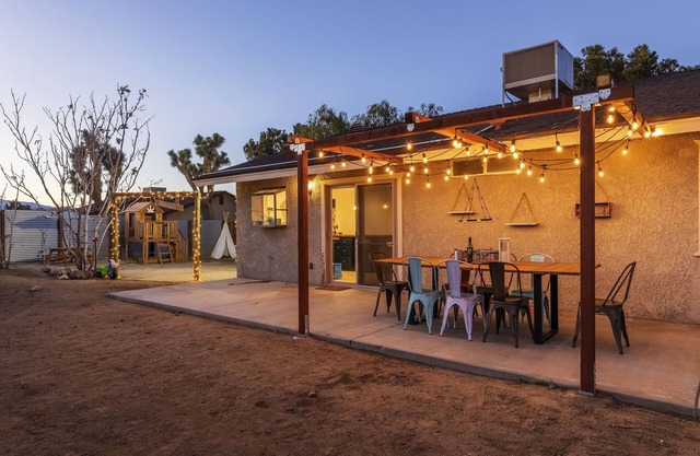 Cosmic Rabbit - Family Fun With Hot Tub!! 3 Bedroom Home by RedAwning