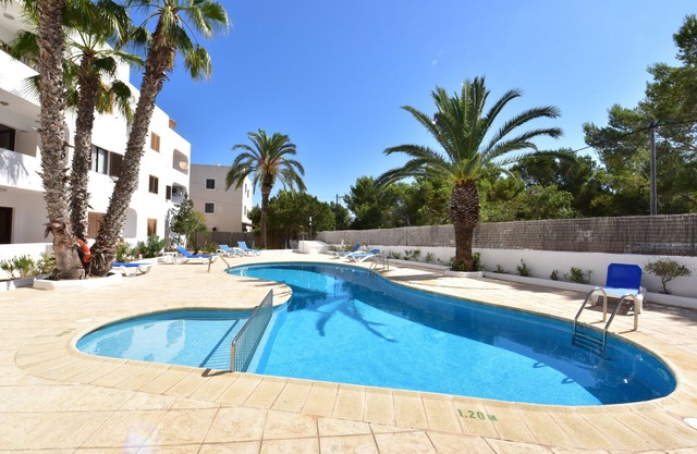 Costama 13: Amplio apartamento con piscina cerca del mar de Es Pujols