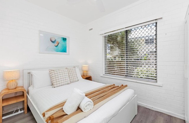 Cosy 2BR in Scarborough w/ Pool!