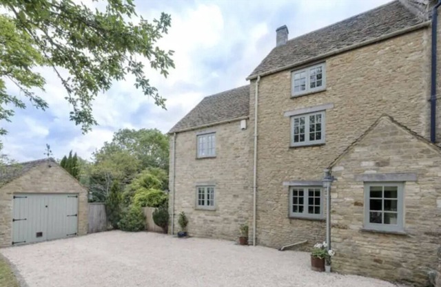 Cosy 3 Bed Cotswolds Cottage in Cleveley