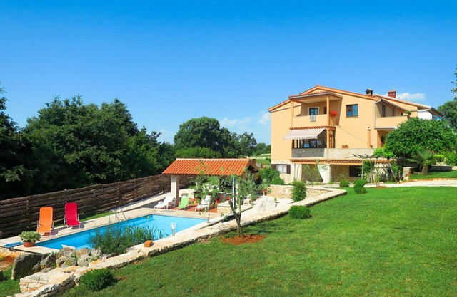 Hermoso apartamento con piscina, WIFI, A/C, TV, terraza, mascotas permitida y aparcamiento