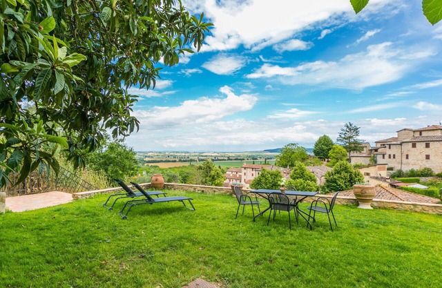 Hermoso apartamento con WIFI, TV, patio, mascotas permitida, vista panorámica y aparcamiento
