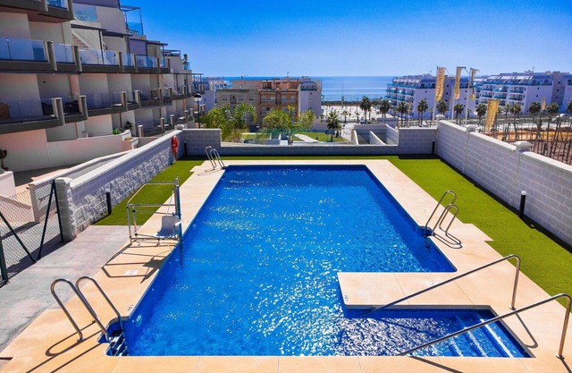 Hermoso apartamento para 4 personas con A/C, WIFI, piscina, TV y patio