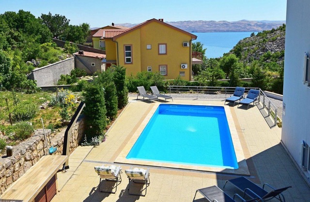 Hermoso apartamento con WIFI, A/C, piscina, TV, terraza, mascotas permitida y aparcamiento