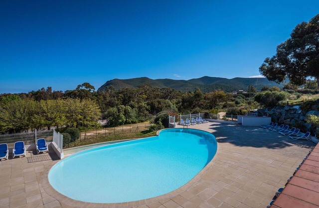 Precioso apartamento para 6 personas con A/C, WIFI, piscina, TV y patio