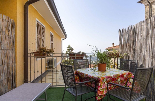 Acogedor apartamento para 6 personas con A/C, WIFI, balcón, mascotas permitida y aparcamiento