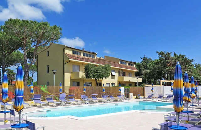 Hermoso apartamento con piscina, A/C, WIFI, TV, patio, mascotas permitida y aparcamiento
