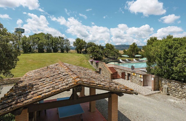 Bonito apartamento en villa con piscina, WIFI, TV, terraza, mascotas permitida y aparcamiento