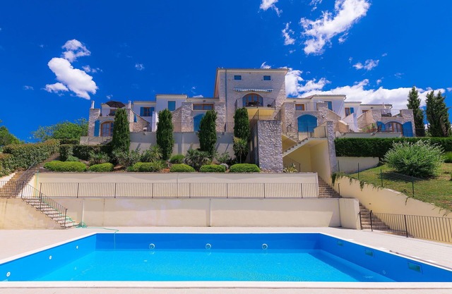 Bonito apartamento en villa con WIFI, piscina, A/C, TV, terraza, vista panorámica y aparcamiento