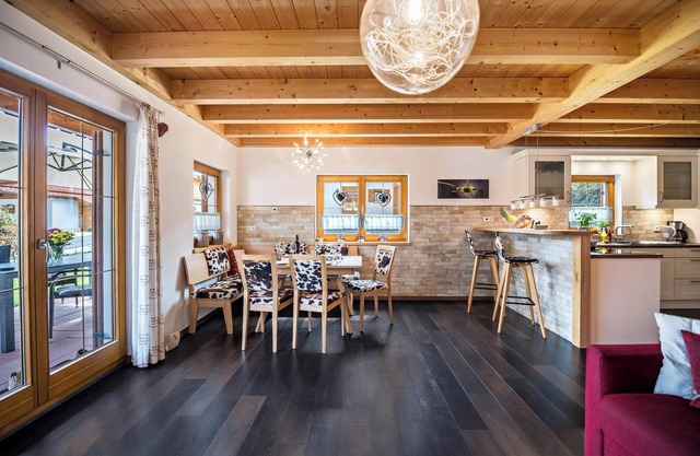 Acogedora casa de vacaciones Casa Romantica con jardín, terraza, sauna y Wi-Fi; garaje disponible