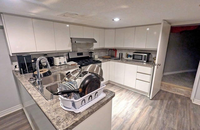 Cosy large 2-bedroom basement apartment in Corso Italia, Toronto with WiFi, AC