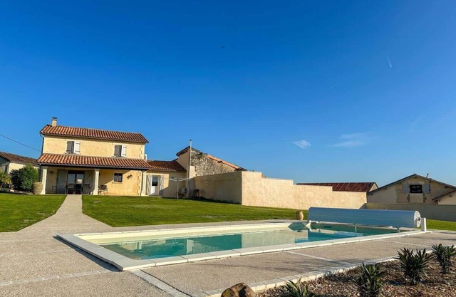 Stunning well-Equipped House for 9 Near Aubeterre
