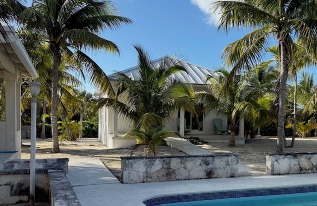 Charming Spectacular Secluded Cottage, Large pool, Tennis, Private Community