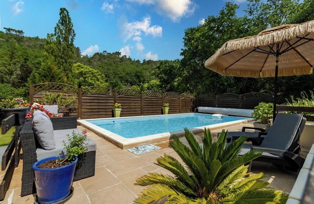 Casita de campo 'Les Gaps En Périgord Noir' con piscina compartida, terraza y jardín privado
