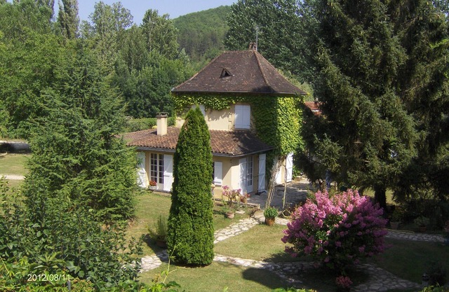 Cabaña cerca de Sarlat - piscina 14 / 7m y su parque con sombra y jacuzzi de 5000m
