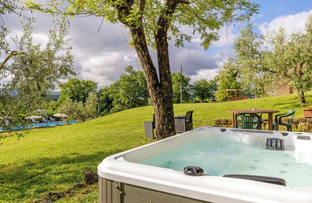 Casita de campo 'Nel Verde Con bañera de hidromasaje' con piscina y jardín compartidos