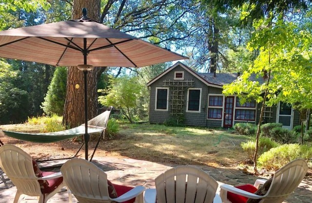 Cottage ofrece un entorno cómodo y tranquilo, perfecto para relajarse.
